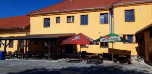 Zahrádka restaurace ráno